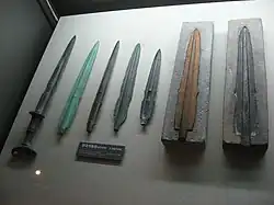 Espadas y dagas de bronce de fina silueta del comienzo de la Edad del Hierro. War Memorial of Korea, Seúl