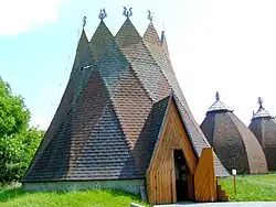 Una iglesia de bosques en el Parque Nacional del Patrimonio Ópusztaszer, obra de Csete György