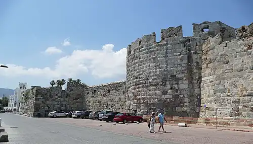 Vista del muro exterior del castillo.