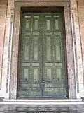 Las puertas de bronce de la Curia, transportadas a la Archibasílica de San Juan de Letrán.