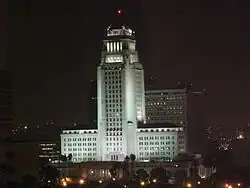 El Ayuntamiento de noche desde el Walt Disney Concert Hall.