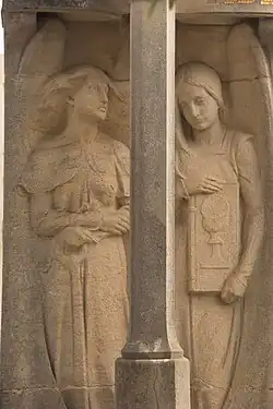 Conill-Aldrich (1906). Detalle de la estela, de la que salen las dos figuras femeninas.