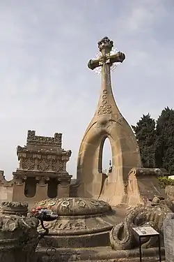 Panteón de Esqueu-Villalonga visible desde todo el cementerio