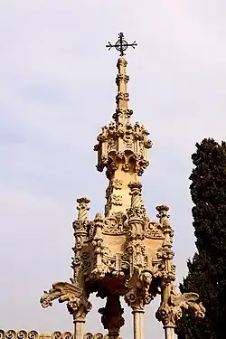 Detalle del trabajo escultórico de la coronación.