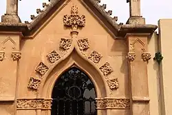 Detalle de trabajos en piedra de estilo neogótico.