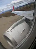 Vista de un ala y una turbina de un Embraer 190 de Austral Líneas Aéreas en el Aeropuerto Internacional Malvinas Argentinas.