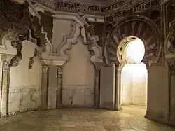 Ejemplo de arcos "mixtilíneos" más primitivos (izquierda y centro) en la Aljafería de Zaragoza (siglo XI)