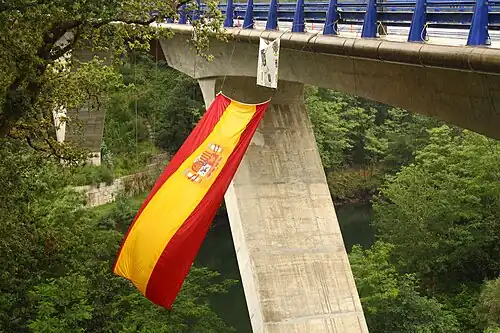 Puente con pilares en V con barandilla azul