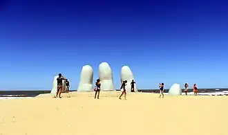 Playa Brava, escultura La Mano en 2013.