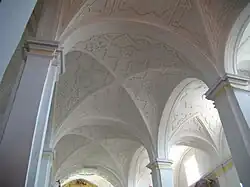 Bóvedas de crucería en la nave central.