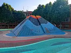 Pirámide de San Millán, monumento del siglo XX para cubrir la Peña del Gato