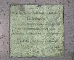 Placa en la peana de La Protéction