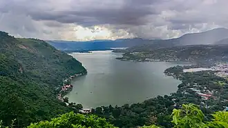 Vista al Lago de Amatitlán desde el parque