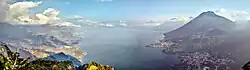Panajachel vista desde el aire, a la izquierda.