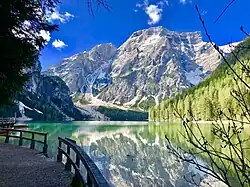 El lago de Braies en el parque natural Fanes-Sennes-Braies
