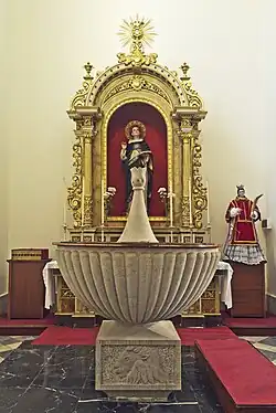Retablo de Santo Tomás de Aquino y pila bautismal