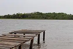 Vista de un muelle en la laguna Concepción.