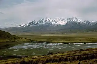 Paraje de la región de la Puna en los Andes peruanos a más de 4000 m s. n. m., zona de clima alpino.