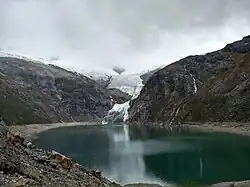 Laguna Rajucolta al pie del nevado Huantsán, vista desde el dique de control