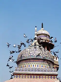 La cúpula de la mezquita está decorada con azulejos