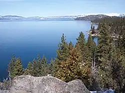 Vista del lago desde la orilla oriental (en Nevada)