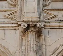 Capitel jónico en el Hôtel de Lamamye.