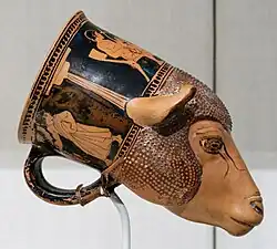 Rhyton ático con forma de cabeza de oveja, atribuido al llamado pintor de Londres (ca.&nbsp;460&nbsp;a.&nbsp;C.).