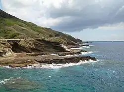 La línea de costa, mirando al sudeste, desde el mirador de Lanaʻi.