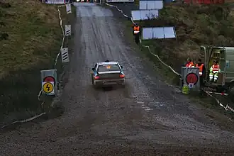 Momento en que un automóvil cruza la línea de meta.