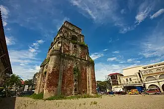 Torre campanario exenta de la catedral de Loag, Loag, Ilocos Norte