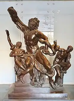 Estatuas en la entrada de la estación Museo.