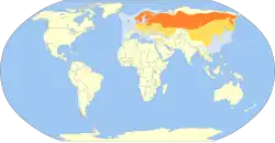 Distribución de Larus canus. Morado= residente permanente. Naranja= áreas de nidificación. Azul= zonas de invernada.