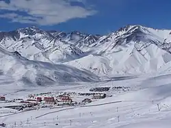 Bodegas, cerros nevados, festivales de folclore y termas relajantes son algunos de los atractivos turísticos de la provincia de Mendoza. En la foto se observan zonas de esquí y otros deportes invernales en Las Leñas.