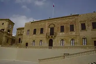 En el centro los juzgados, antiguo palacio del gobernador, y a la izquierda la antigua prisión.