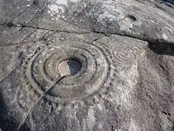 Marcas de cazoleta y anillos grabados en la roca en Laxe das Rodas, Galicia.