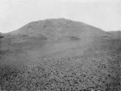 La pirámide vista desde el este, justo antes de las excavaciones de Reisner y Fisher en 1910-1911