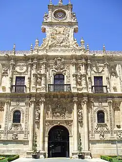 Entrada principal al convento y actual parador