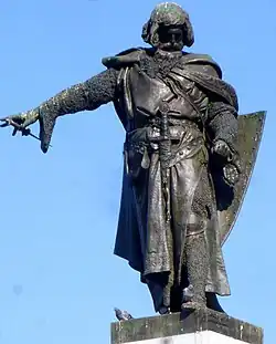 Guzmán el Bueno, en el centro de la Glorieta del mismo nombre