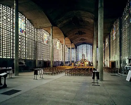 Interior de Notre-Dame du Raincy,[12]​ de Auguste Perret.