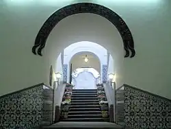 Interior de la entrada principal, con el título concedido a Macao por el Rey Juan IV.