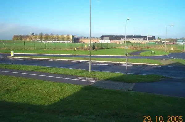 El antiguo cartel de Leavesden Studios en 2005.