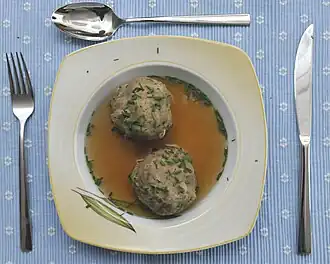 Leberknödelsuppe (albóndigas de hígado en caldo de res)
