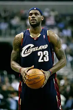 LeBron James se prepara para lanzar un tiro libre.