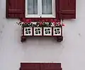 Ventana con lauburu en Hasparren, Labort.