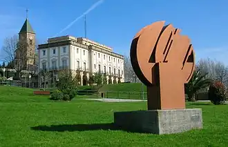 Escultura de Néstor Basterrechea en Lejona
