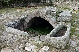 Fuente con sarcófago como abrevadero