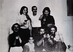 De izquierda a derecha, detrás: Djamila Bouhired, Yacef Saâdi, Hassiba Ben Bouali. Al frente: Samia Lakhdari, Omar, el sobrino de Yacef Saadi, Ali La Pointe, con un arma en la mano y Zohra Drif.