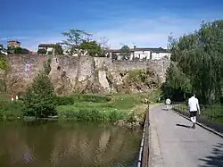 Fortificaciones y el río Mère