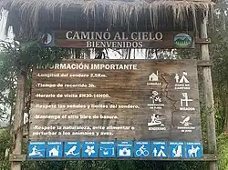 Letrero en la entrada Camino al Cielo que brinda información acerca del sendero