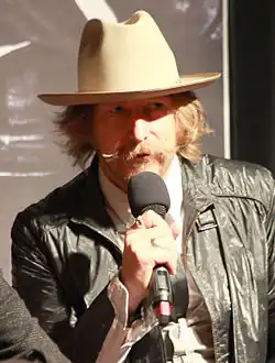 Lew Temple como Terrence "Terry" Vickey